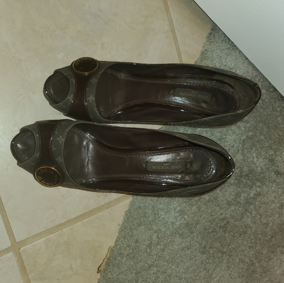 Louis Vuitton heels - Picture 2 of 3